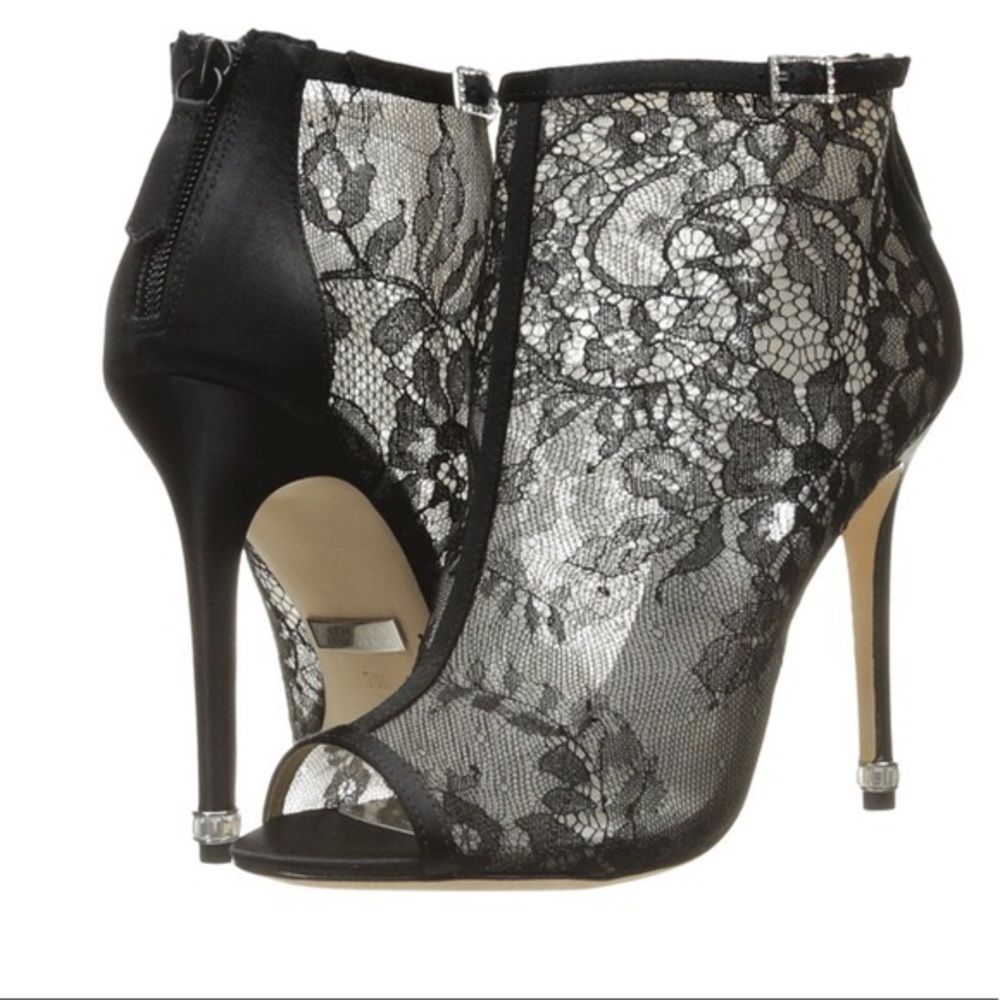 Badgley Mischka black lace heels